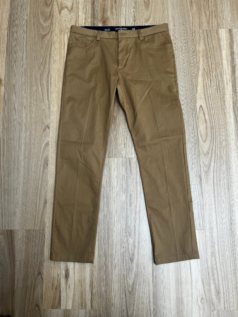 NWOT Van Heusen Mens Slim Fit Tech Khakis